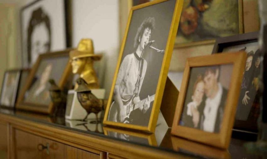 
    Su madre conserva fotografías y premios de Gustavo Cerati en la casa donde creció.
   