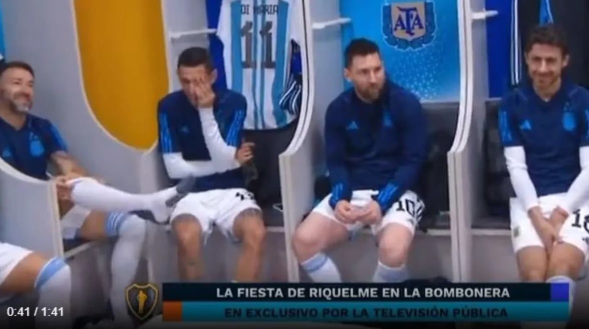El capitán y otros jugadores de la selección aprovecharon el giro de la cámara para retirarse del vestuario. Foto: TV Pública