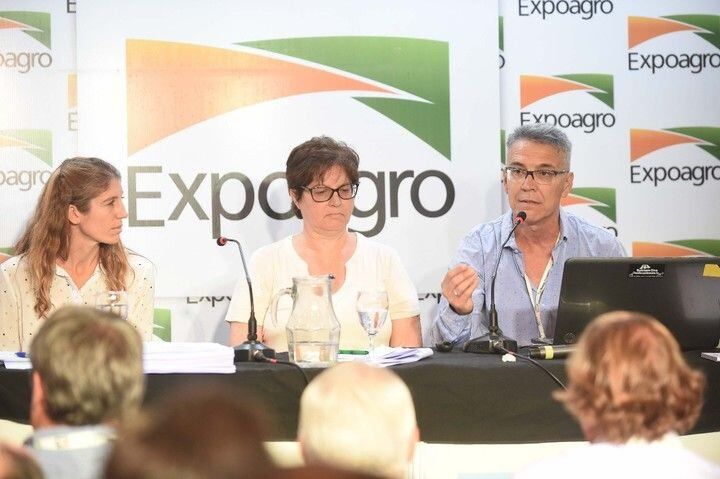 
    El panel estaba integrado, de izquierda a derecha, por María Laura Rodríguez de Sanctis, Patricia Bergero y Julio Calzada, de la Bolsa de Comercio de Rosario.
   