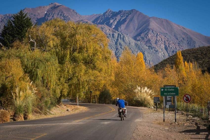 El camino al Salto también brinda un otoño | Foto: Ignacio Blanco / Los Andes