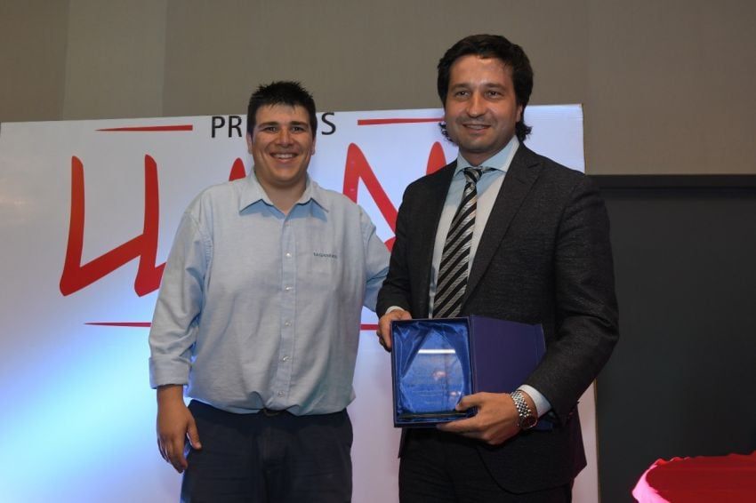 Merecido. Gustavo Villarroel (Más Deportes) le entrega el premio Los Andes 135 aniversario años a Fernando Porretta, presidente de Gimnasia y Esgrima). | Marcelo Rolland / Los Andes
