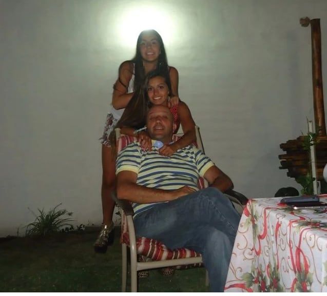 
Julieta junto a su padre Luis. 
