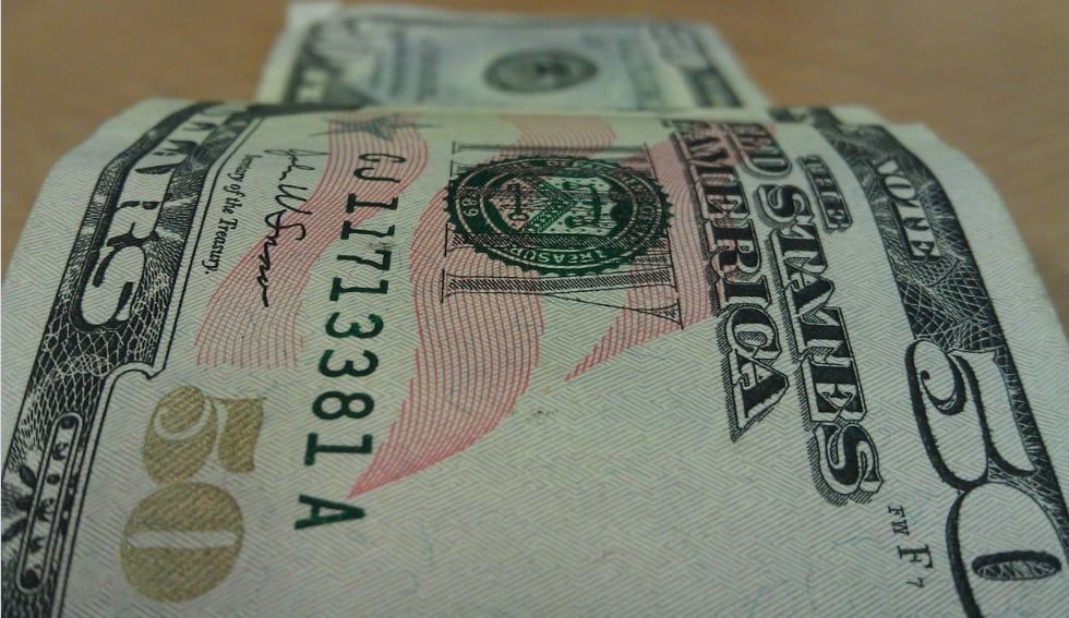 Pueden comprar dólares quienes posean una cuenta bancaria para hacerlo, no hayan comprado títulos en los últimos 90 días, cuenten con ingresos de más de $70.000 mensuales y no hayan recibido ayudas por parte del Estado para el pago de salarios.