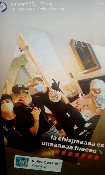 Se sacaron una foto con una jubilada de 92 años después de robarle. Captura: X