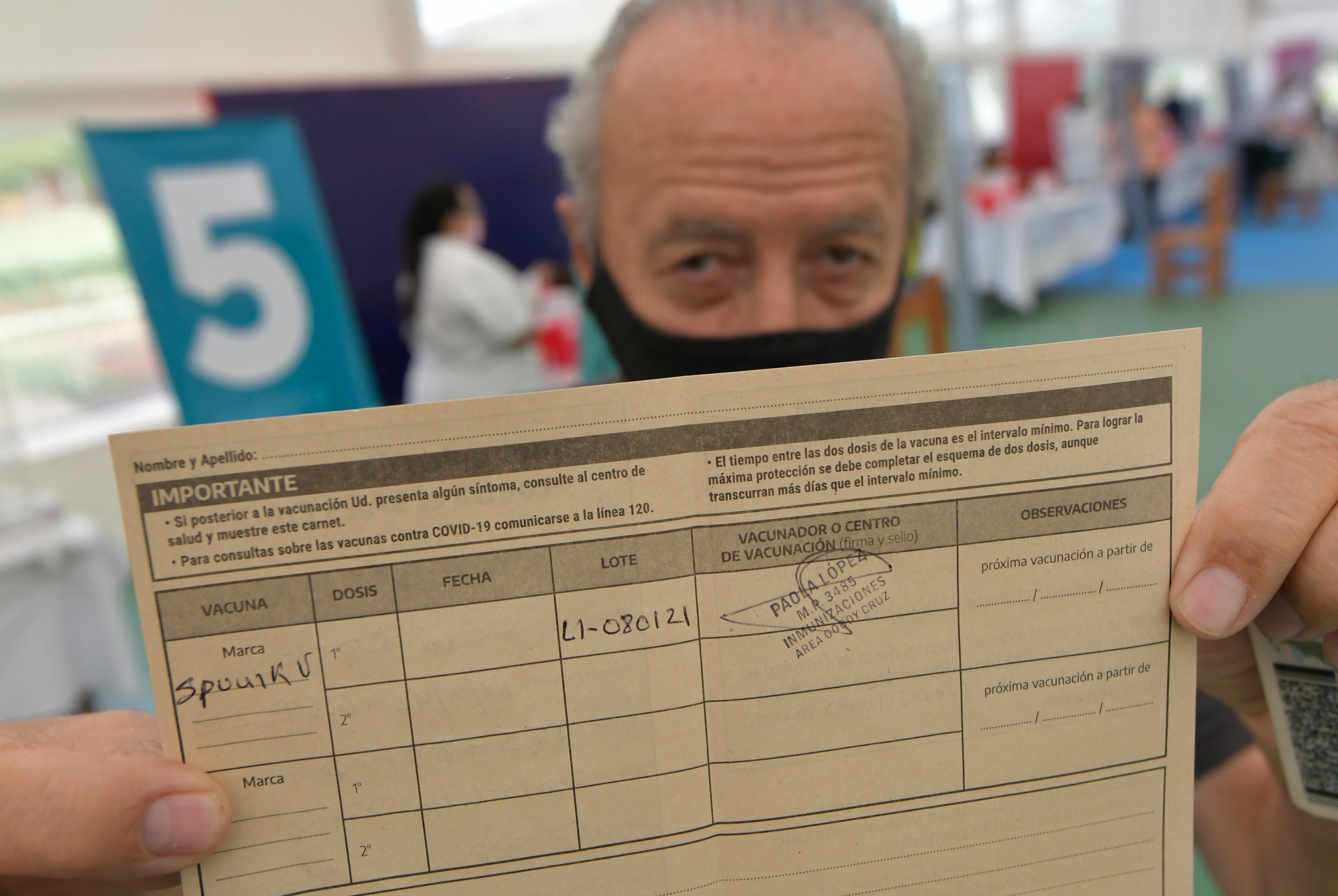 El parque estación Benegas es uno de los centros oficiales de vacunación. A cada paciente le dan un carnet -