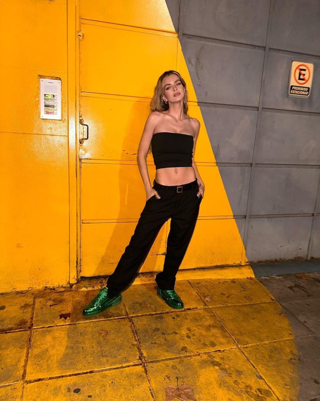 La China Suárez posó en la calle y enloqueció a sus fans.