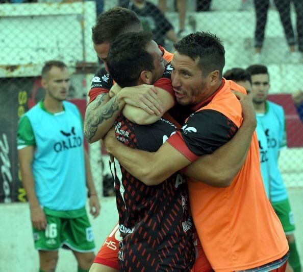 Locura. Ivo Hongn, la figura de la tarde, se deja abrazar por sus compañeros luego del 2-1 transitorio. | Orlando Pelichotti / Los Andes