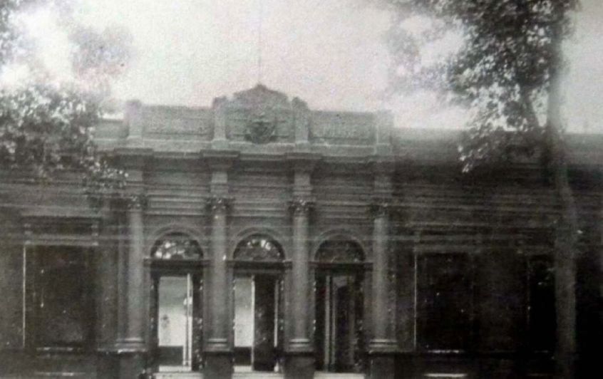 
    De 1906. Imagen de la antigua escuela Mitre, tal como se veía a principios del siglo XX. El establecimiento fue recuperado en 2011.
   