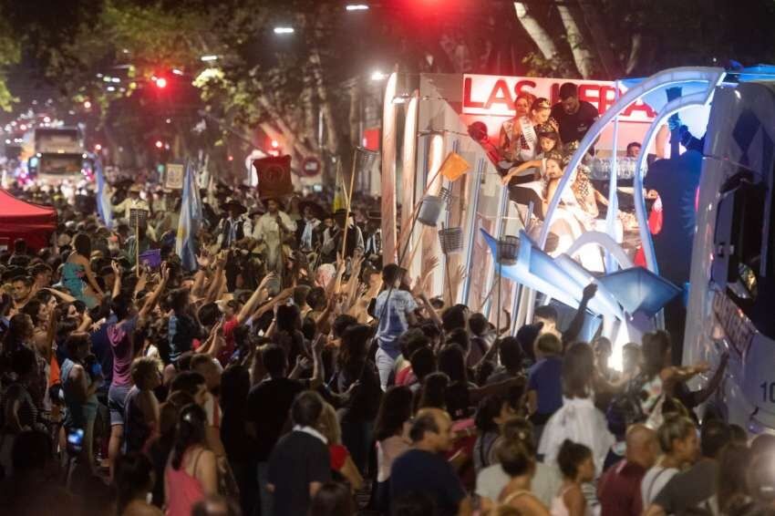 
Una multitud esperó los carros de los departamentos con ansias de poder conseguir obsequios y los saludos de las Reinas. | Ignacio Blanco / Los Andes
   