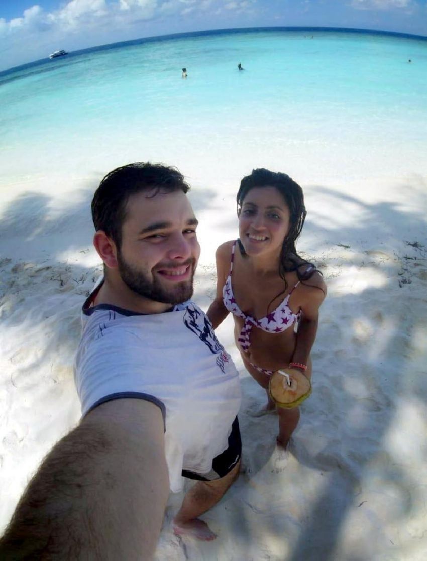 selfie. Mi novio Thomas y yo paseando por Maafushi, una isla ideal para las actividades acuáticas.