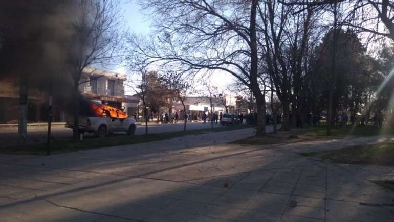 Un auto quemado tras los disturbios. | Gentileza La Mañana de Neuquén.