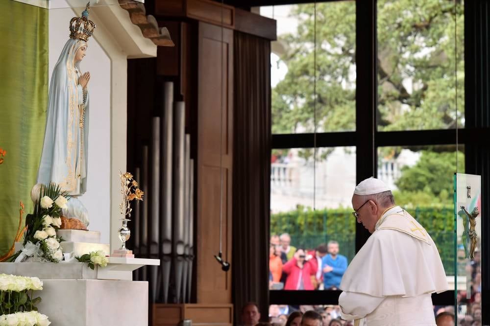 El papa Francisco frente a la Virgen de Fátima.