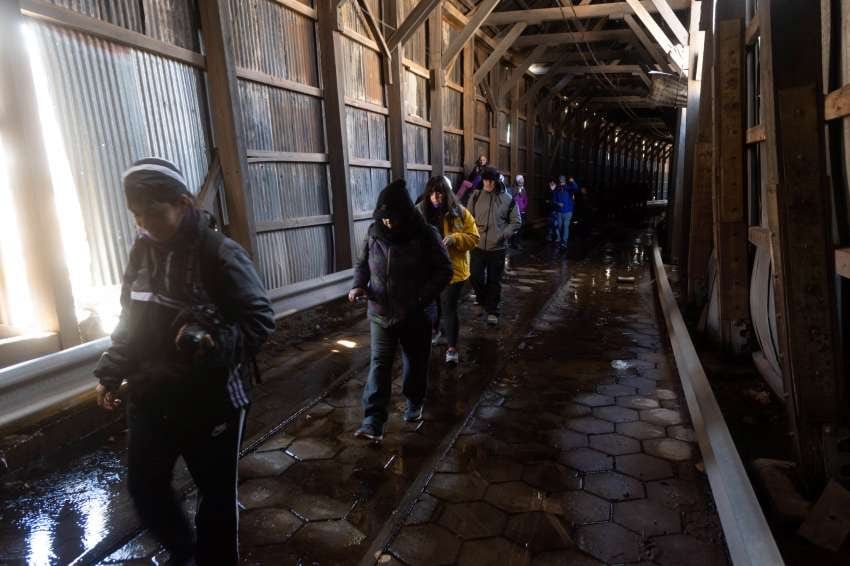 Por dentro. A los que se sumaron al paseo, el ingreso de sólo 200 metros al túnel de más de 3 kilómetros les resultó poco. | Ignacio Blanco / Los Andes