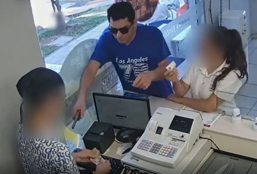 
    El momento exacto del atraco a una heladería de Godoy Cruz. / Captura de video
   