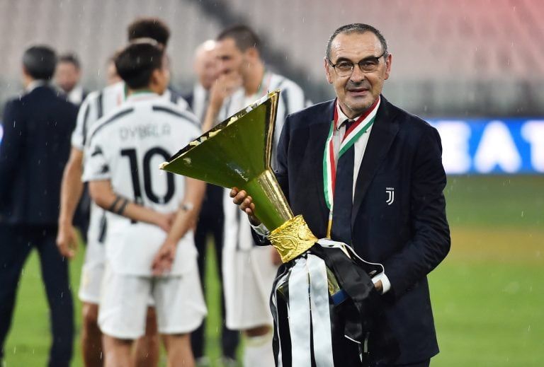 Maurizio Sarri luego de coronarse con la Serie A (Foto: REUTERS/Massimo Pinca/File Photo)