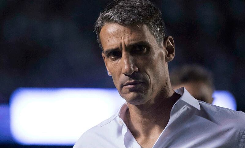 
    Vojvoda. Ex DT de Huracán.
   