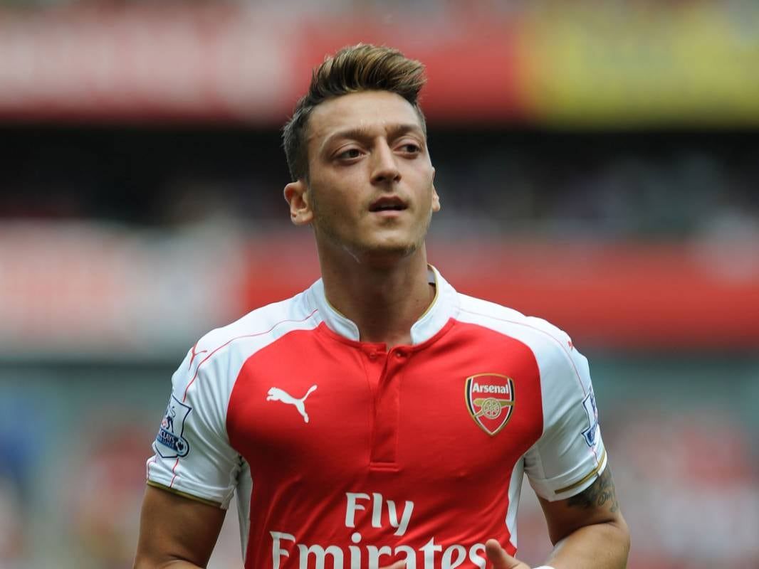 Özil también la rompió en el Arsenal.