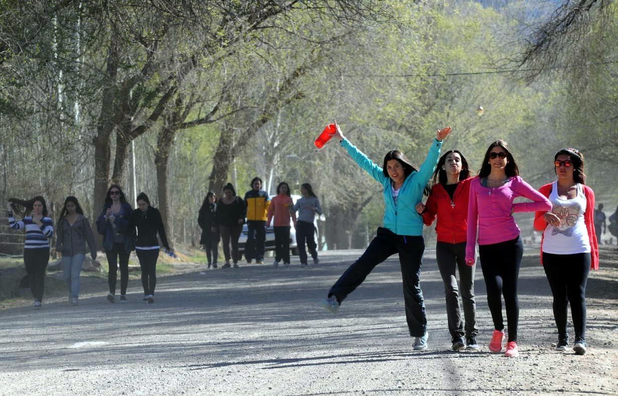 Las juntadas en la zona de Potrerillos ya son un clásico de primavera, aunque con controles municipales. Foto: Archivo Los Andes (Imagen ilustrativa).