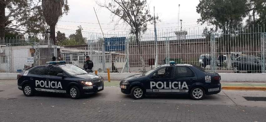 Móviles policiales están apostados frente a la cárcel de Boulogne Sur Mer | Claudio Gutiérrez / Los Andes