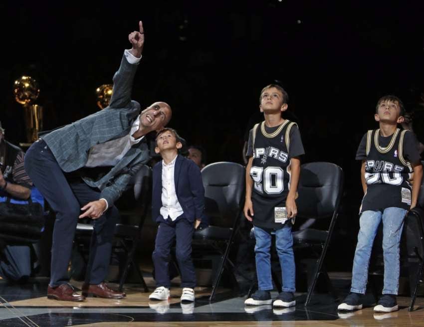 
    El día que San Antonio retiró su camiseta junto a sus hijos. / LOS ANDES.
   