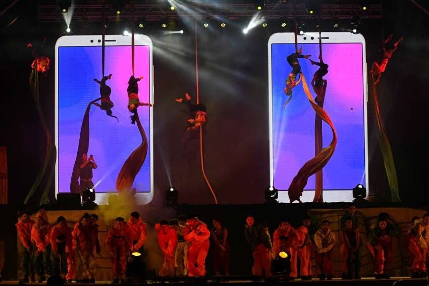 Acrobatas. Las telas y los arneses le dieron el toque al show. | José Gutiérrez / Los Andes