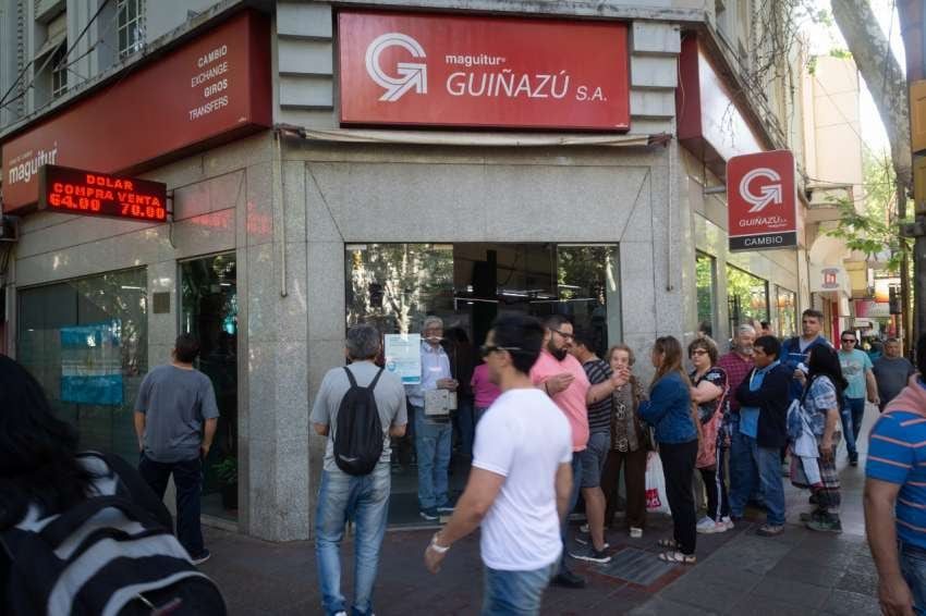 Filas en las casas de cambio en Mendoza | Ignacio Blanco / Los Andes