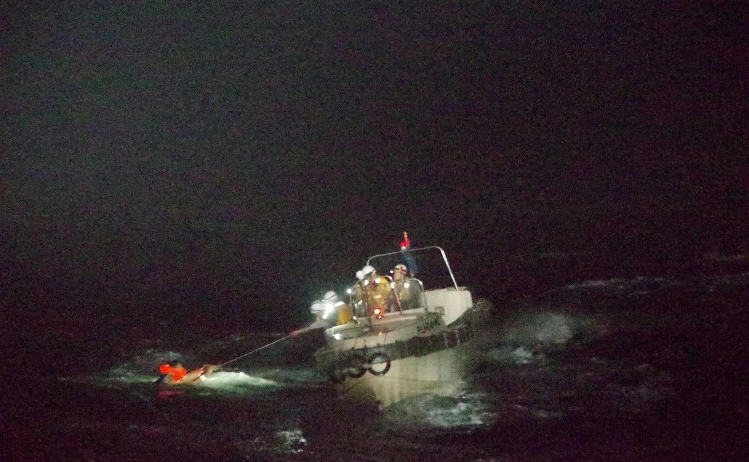 Tareas de rescate en las costas de Japón -