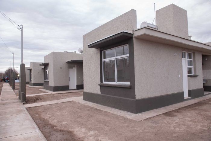 Suarez entregó viviendas en Rivadavia. El Gobernador visitó el departamento del Este donde destacó el trabajo conjunto entre el municipio, la unión vecinal y la Provincia para concretarlas. Según los datos oficiales, desde el 2015 se han construido unas 16.000 viviendas en la provincia.