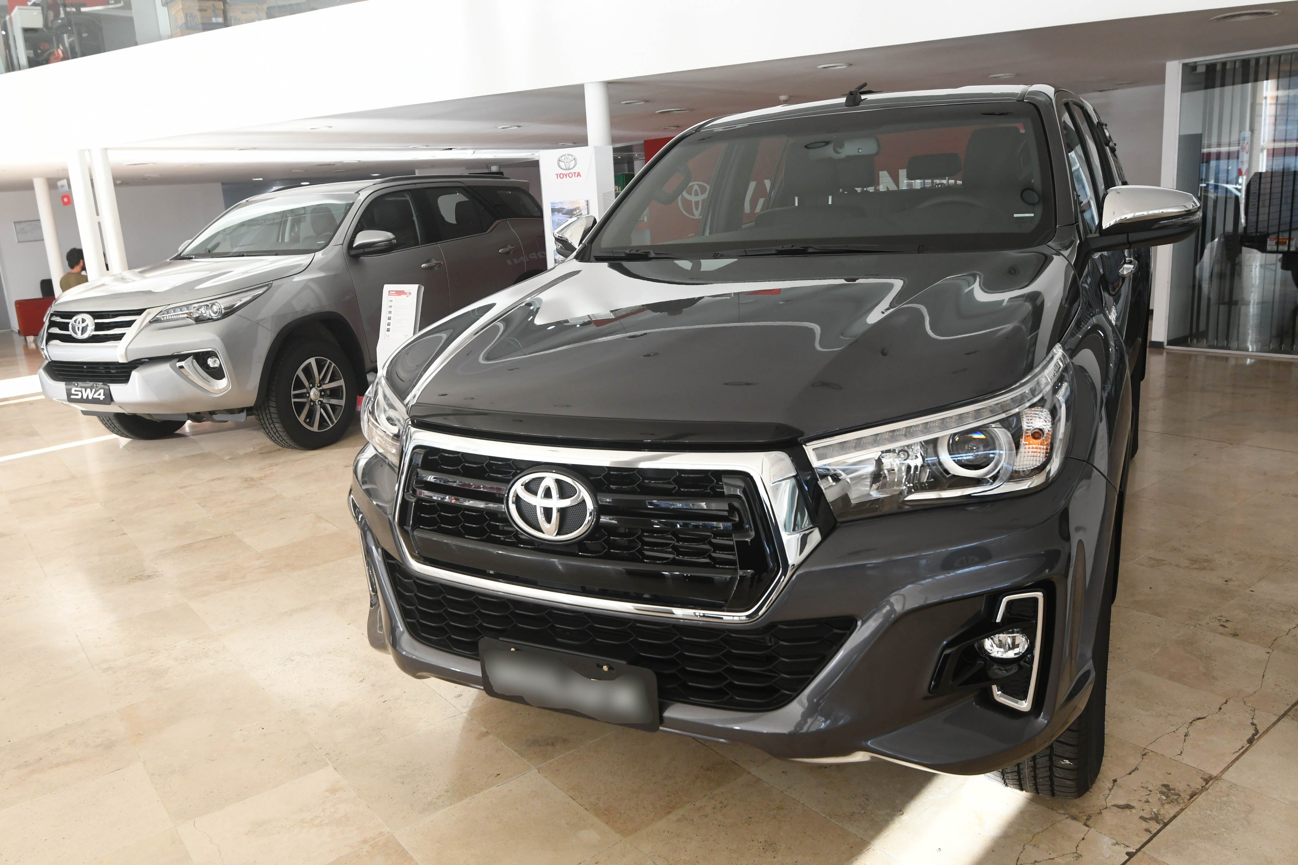 El ranking top 3 de los modelos de autos y camionetas usadas con mayor intención de compra en ciudad de Córdoba, Río Cuarto, Villa María y Godoy Cruz lo componen 3 modelos de pick-ups: Toyota Hilux, VW Amarok y Ford Ranger. En Guaymallén se da una pequeña diferencia donde además de la Toyota Hilux y la Ford Ranger, entra el VW Gol. Foto: Jose Gutierrez/ Los Andes

