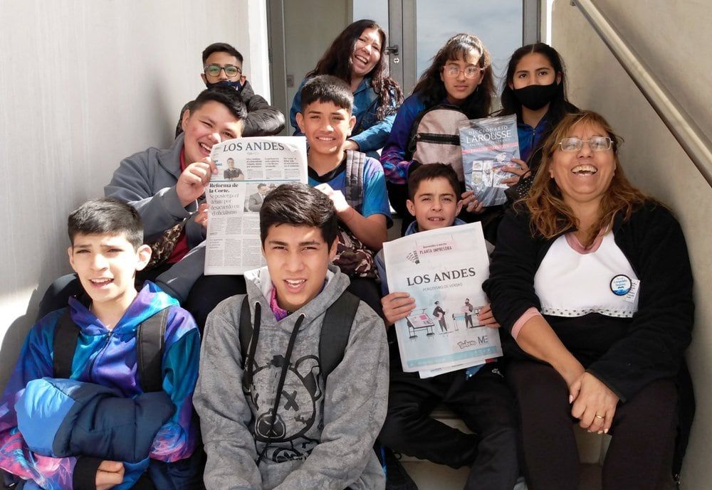 Uriel, Thiago, Sofi, Mailen, Gabriel, Jonathan y Agustín, acompañados por Susana Herrera y Elizabeth Picon.