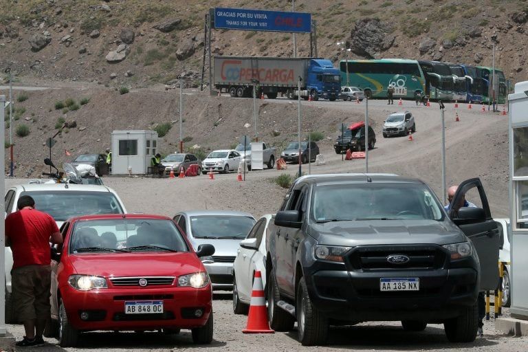 Hasta el jueves, un argentino tenía que presentar PCR y su cronograma de vacunación, mientras que a partir de este viernes “tiene que llenar la declaración jurada y decir si está o no vacunado o si tiene síntomas”, detalló la funcionaria. 
