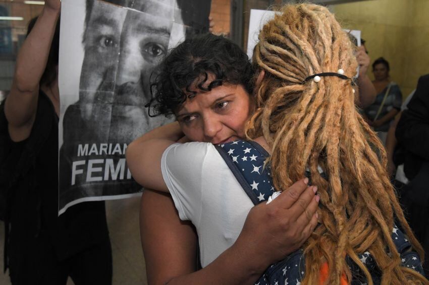 
La mamá de Johana tras conocerse la sentencia. | Orlando Pelichotti / Los Andes
   