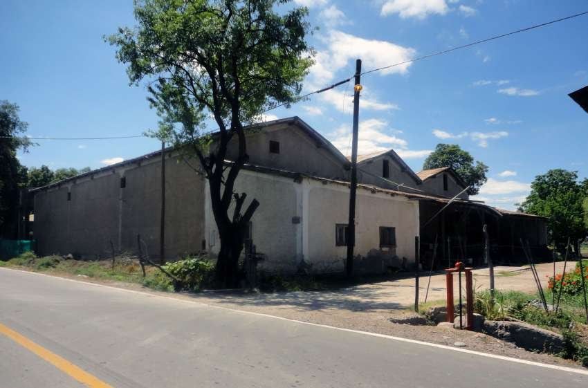 
    Galpón industrial y vivienda en Guaymallén construidos con el “sistema de esqueleto”.
   