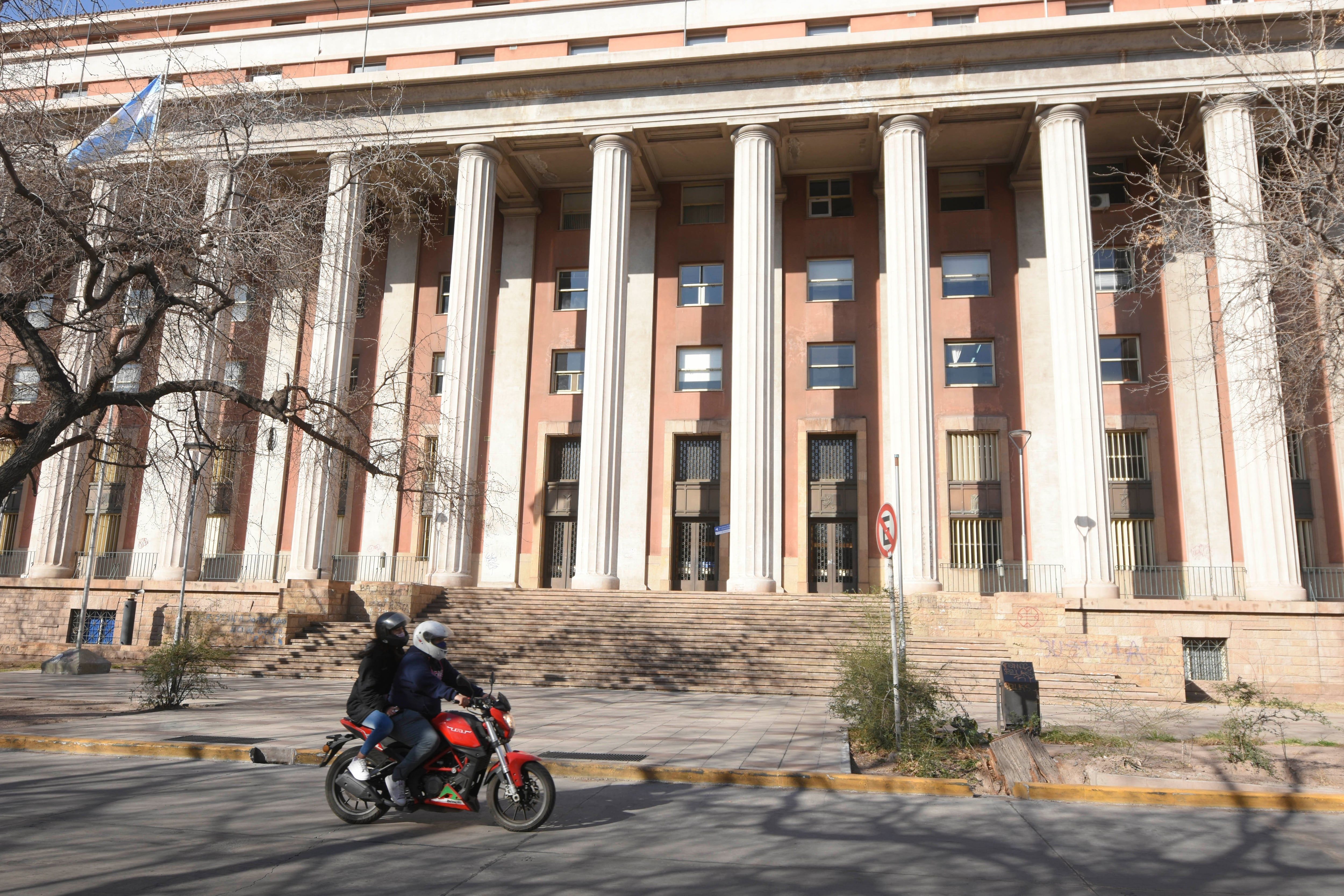 El edificio de Tribunales, en el barrio cívico de la Ciudad de Mendoza. Foto Jose Gutierrez / Los Andes.




