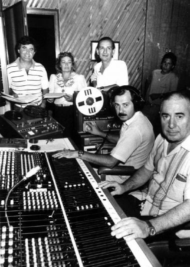 
    Pista de la fiesta nacional de la vendimia del ‘89. Arrigo y su hijo, junto a Pedro Maravini, mientras grababan en el Estudio.
   