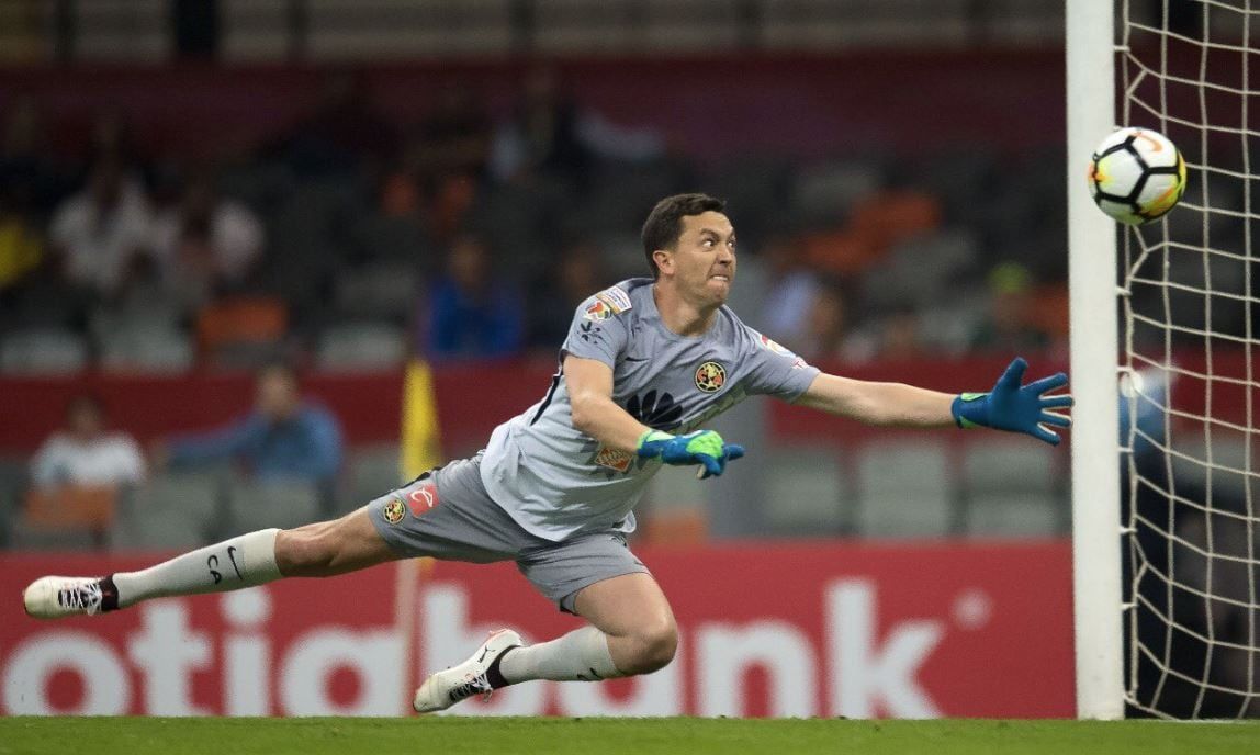 Agustín Marchesín durante una de sus grandes atajadas en México.