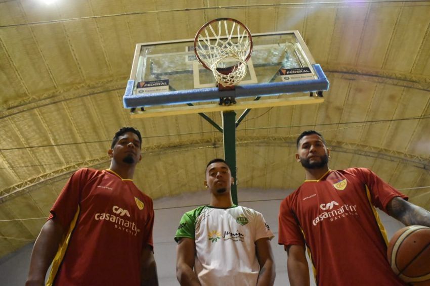 
Robert Yriarte y Jackson Zapata (Murialdo) junto a Steven Quiroz, quien refuerza a Junín. | Gentileza
   