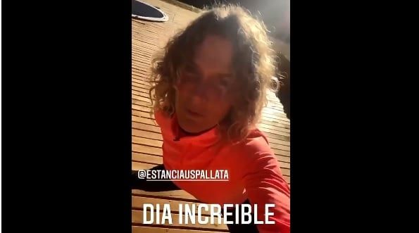 Maru Botana al aire libre.