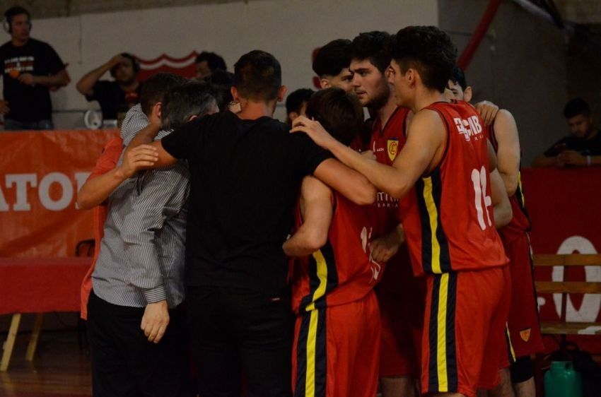 
    Los jugadores de Murialdo junto a su entrenador Sergio Pedemonte y su preparador Física, el "Vasco" Aizcorbe, festejan el triunfo en el Este. / Patricio Caneo (Los Andes).
   
