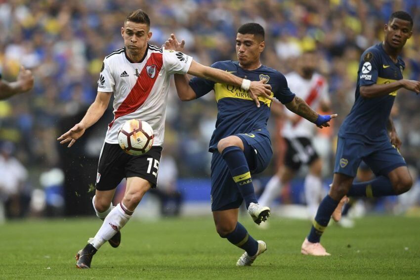  Foto: AFP | Exequiel Palacios y Lucas Olaza buscan la pelota.    