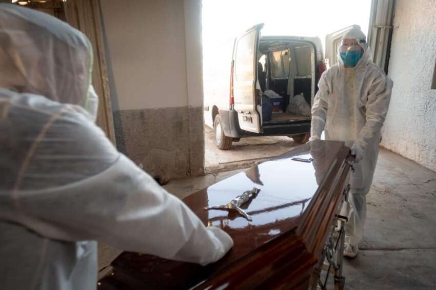 
Los trabajadores de las empresas llevan por protocolo todo lo necesario para evitar contagios | Ignacio Blanco / Los Andes
   