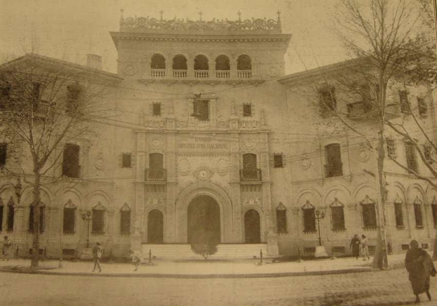 
    Fachada del ex Banco Hipotecario de Mendoza, actual Secretaría de Cultura. Calle España y Gutiérrez. La Quincena Social. 30 de agosto de 1929.
   