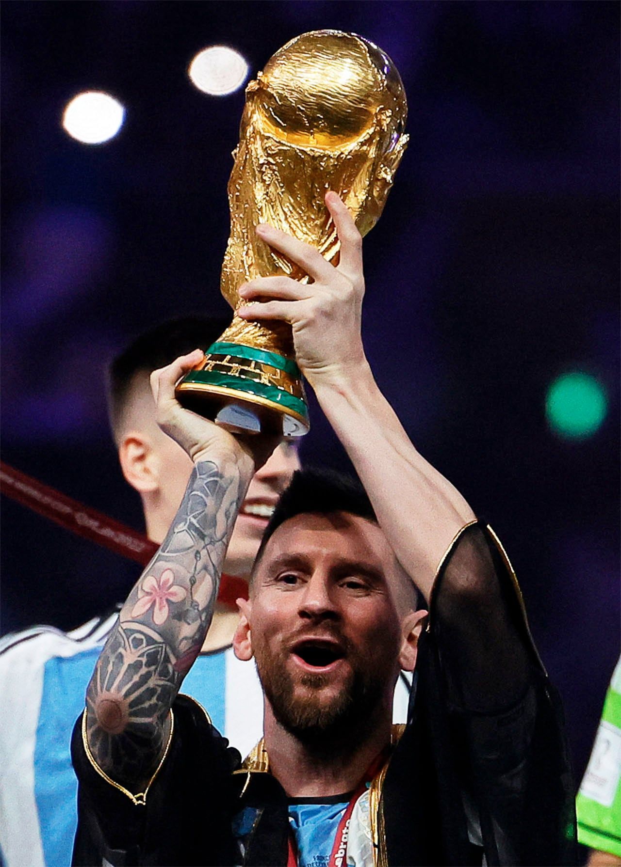 Lusail (Qatar), 18/12/2022.- Lionel Messi of Argentina lifts the trophy after winning the FIFA World Cup 2022 Final between Argentina and France at Lusail stadium, Lusail, Qatar, 18 December 2022. Argentina won 4-2 on penalties. (Mundial de Fútbol, Francia, Estados Unidos, Catar) EFE/EPA/Ronald Wittek