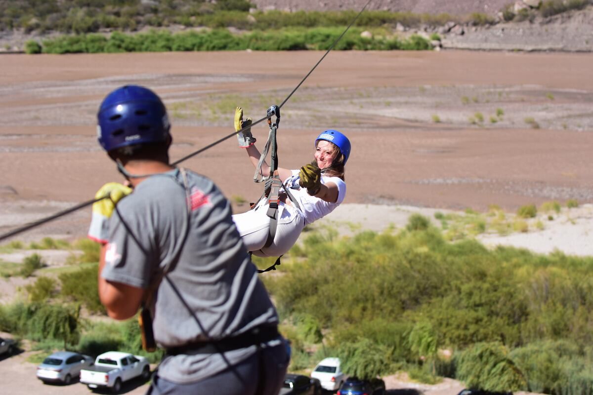 La tirolesa, una de las atracciones para los turistas que eligen el aire libre.
Foto Mariana Villa / Los Andes