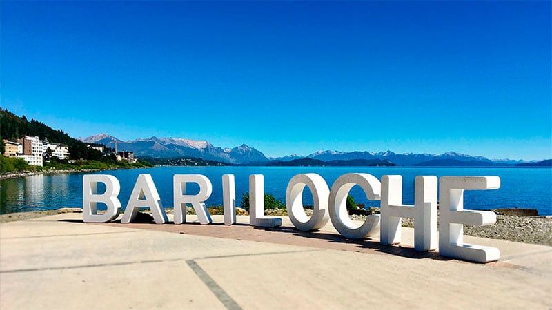 Hay 600 jóvenes que viajaron con sus compañeros y están aislados en Bariloche (positivos o contactos estrechos).