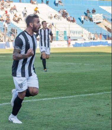 
La figura. “Pato” Cucchi, otra vez, el más destacado del Lobo, en el festejo del segundo tanto. | Gentileza
   