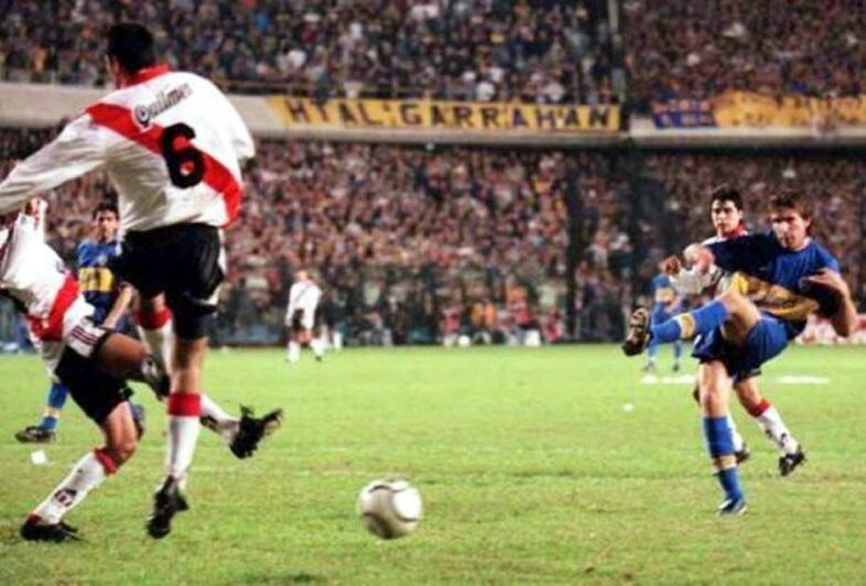      ‘Las Muletas del Titán’. Palermo, que se recuperaba de una lesión ligamentaria, marcó el 3-0 de Boca en la Bombonera (2000).    