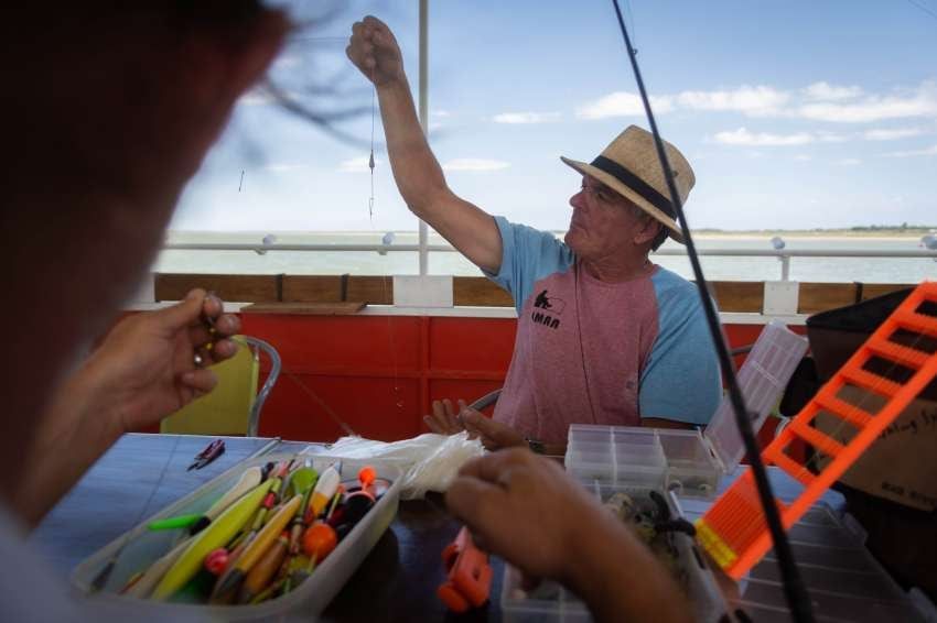 
¿Hay pique? Omar Rodríguez prepara su caña de pescar. | Ignacio Blanco / Los Andes
   