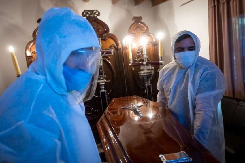 
Las empresas fúnebres señalan que las costumbres cambiaron y no hay acompañamientos en ningún caso | Ignacio Blanco / Los Andes
   