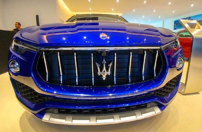 
    El tridente en la trompa es un anticipo de la potencia que tiene el Levante de Maserati.
   